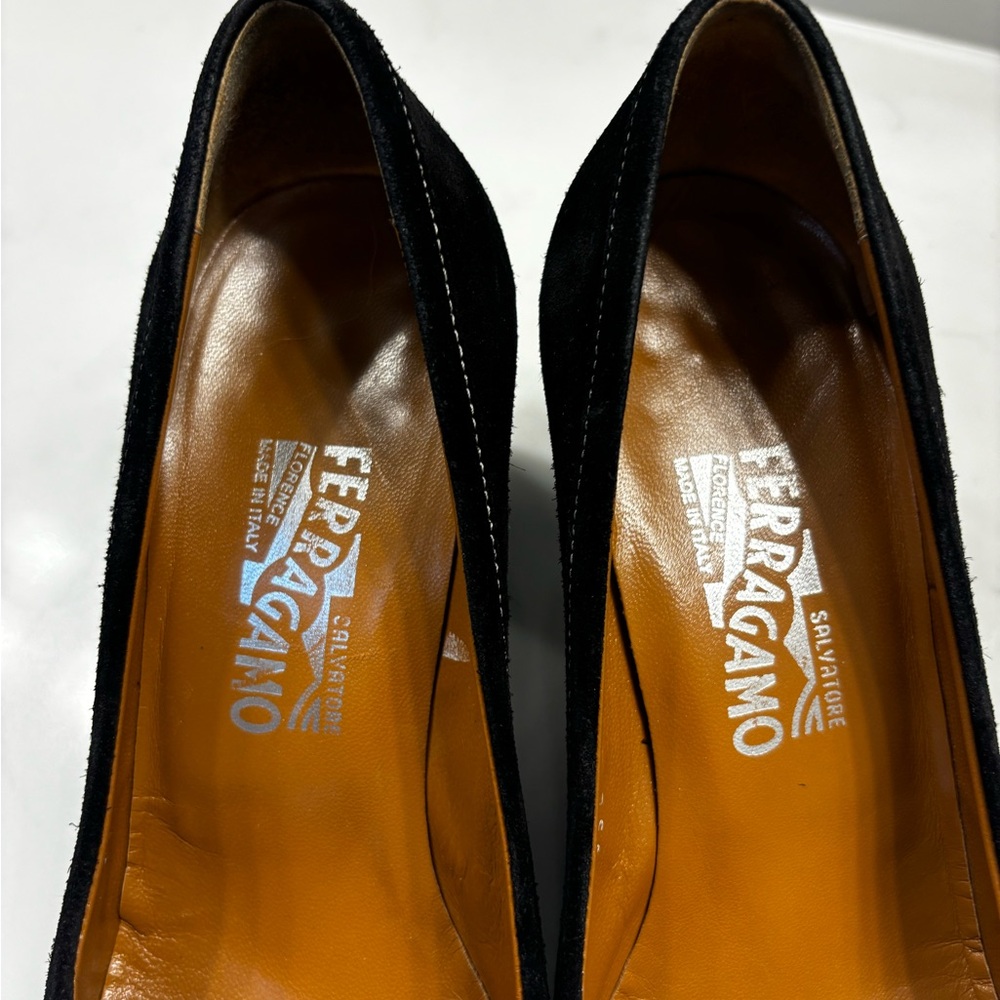Ferragamo suede pumps with gold buckle hardware - Picture 3 of 8